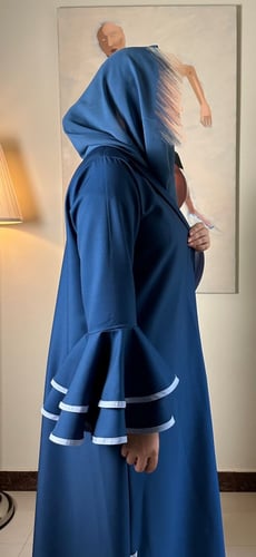 # 374 ( تسليم فوري ) عباية أزرق وسماوي بأكمام كلوش