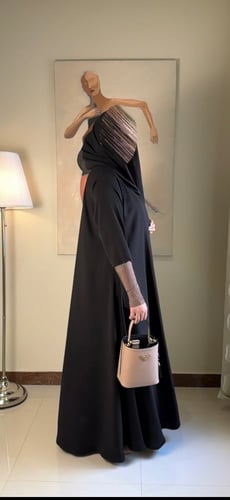 #369 عباية سوداء مع طرف كم مخرم