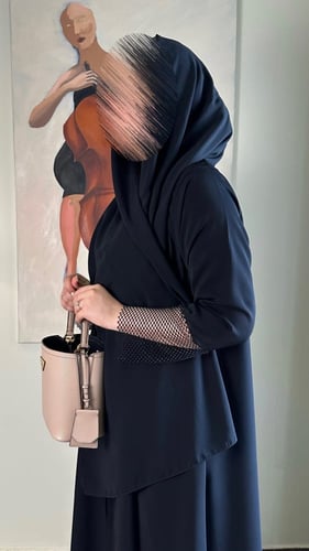 #369 ( تسليم فوري ) عباية سوداء مع طرف كم مخرم