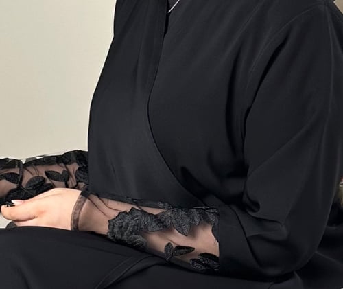 #368 عباية سوداء مع اطراف ورد أسود