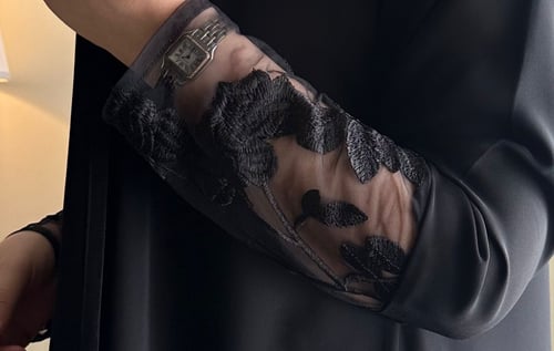 #368 عباية سوداء مع اطراف ورد أسود