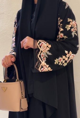# 364 عباية سوداء مع تل مطرز بالورد و اللؤلؤ