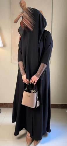 #369 ( تسليم فوري ) عباية سوداء مع طرف كم مخرم