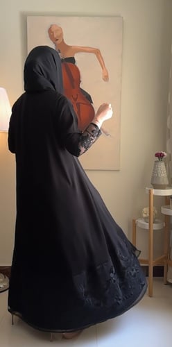 #368 عباية سوداء مع اطراف ورد أسود