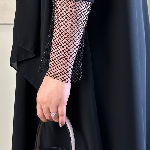 #369 عباية سوداء مع طرف كم مخرم