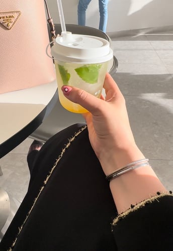 # 366 عباية سوداء بطرف ذهبي