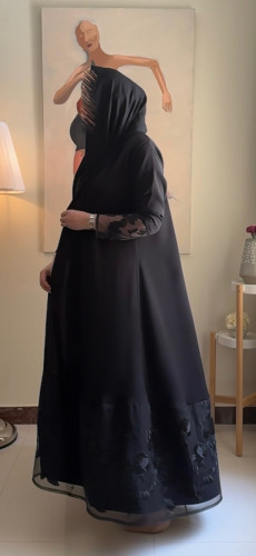 #368 عباية سوداء مع اطراف ورد أسود