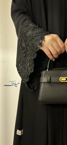 عباية باكمام مطرزه بالاسود