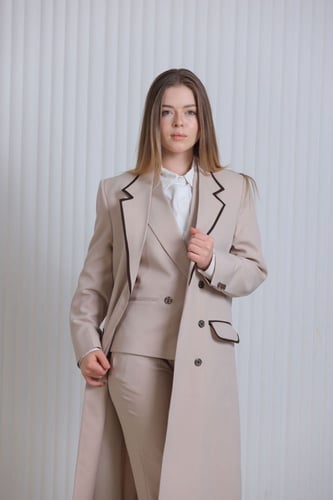 بدله باللون البيج