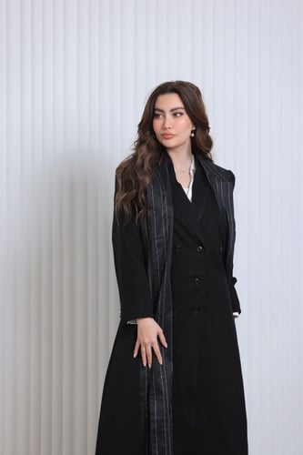 فستان باللون الاسود