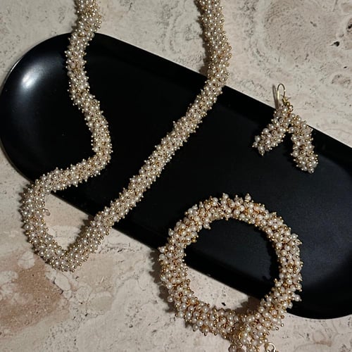 طقم كامل باللؤلؤ مع أسورة