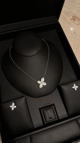 طقم زهرة ناعم ( عقد وحلق )