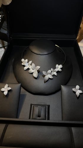 طقم الزهرة قليتر فضي ( عقد ، حلق )