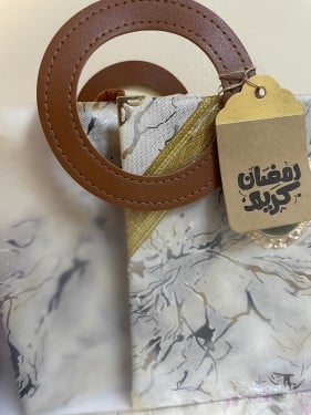 كيس جلد بني + سجادة+ مصحف+مبخرة+ فانوس+ مسبحة+ كرت...