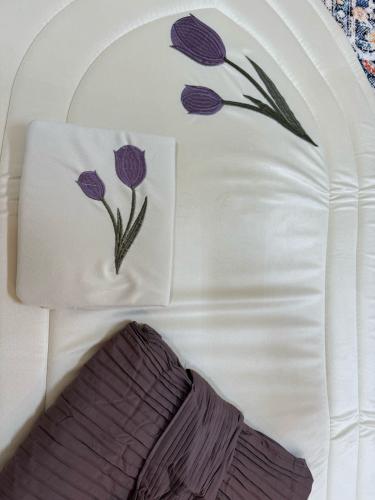 سجادة اسفتج توليب ٢سم + شرشف صلاة مكسر+ بيت مصحف