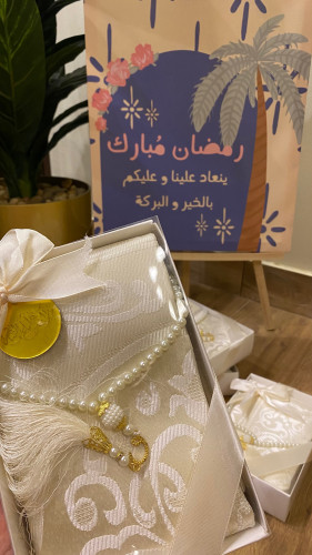 سجادة ومسبحة