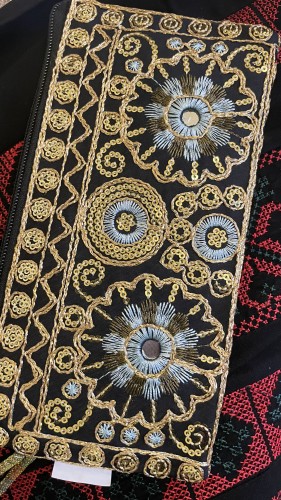 شنطة صغيرة مطرزة بالوان مع ذهبي