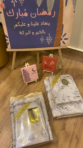 سجادة وقرآن.