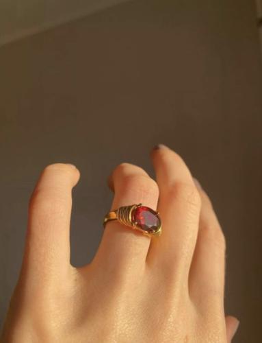خاتم الزركون الاحمر