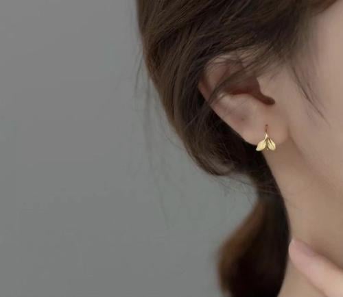 حلق كوري على شكل ورقه