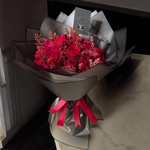 A bouquet of red roses for Valentine's Day, delive...