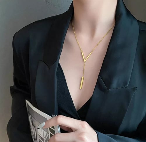 قلاده على شكلV ناعم 18K