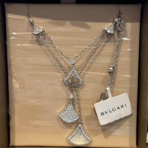 عقد ديفاز دريم ثلاثي الشكل