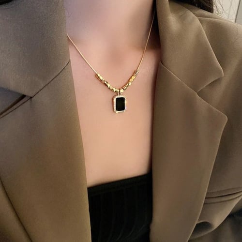 قلادة الخرز وحجر المينا الأسود18K