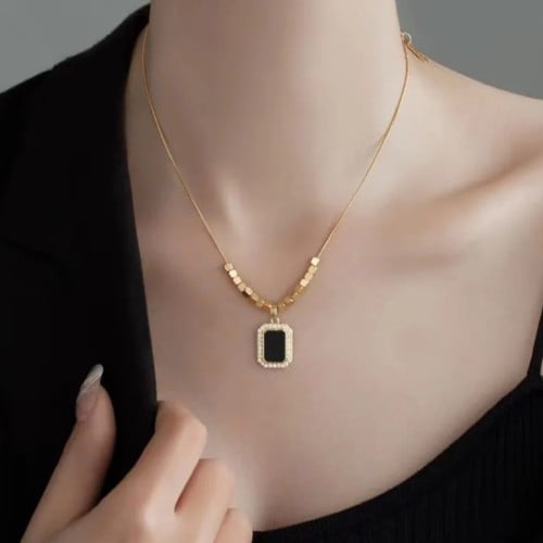 قلادة الخرز وحجر المينا الأسود18K