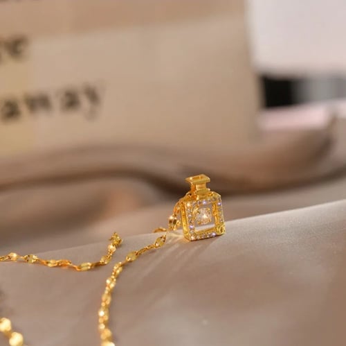 قلاده على شكل زجاجة عطر 18K