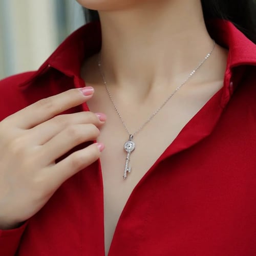 عقد مفتاح الحب الماس مويسانيتي 1قيراط