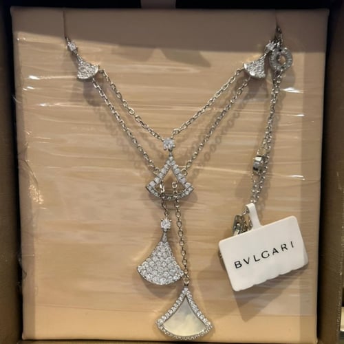 عقد ديفاز دريم ثلاثي الشكل