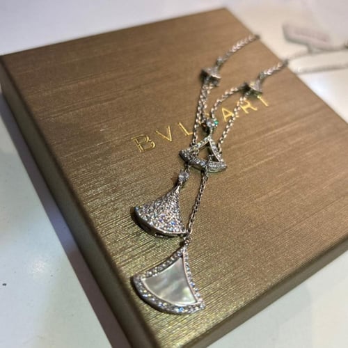 عقد ديفاز دريم ثلاثي الشكل