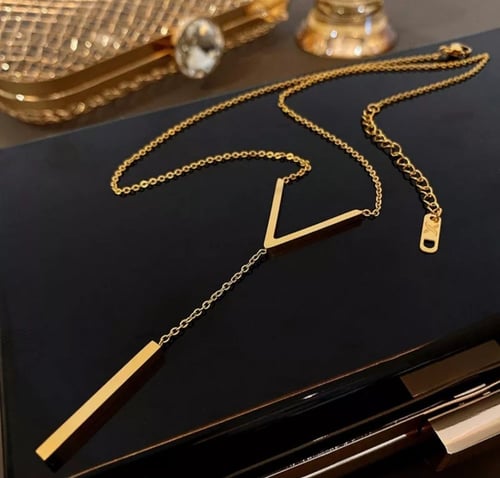 قلاده على شكلV ناعم 18K