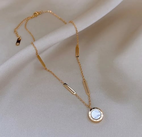 قلاده بطراز وارقام رومانية انيقه 18K