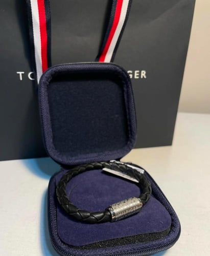 اسواره تومي هيلفيقر