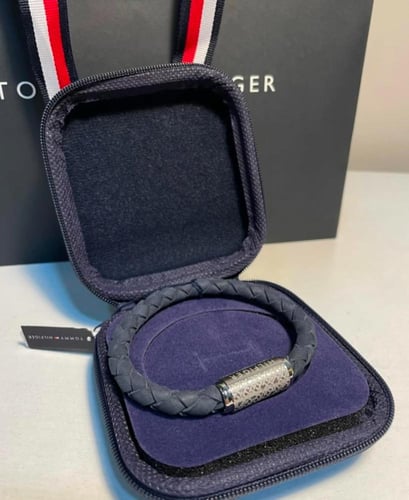 اسواره تومي هيلفيقر