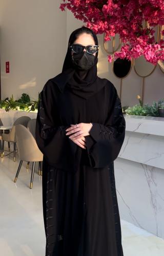 عبايه كلفه مطرزه بالكم والجنب