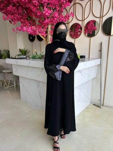 عبايه تطريز كم فتحه مع لون رمادي