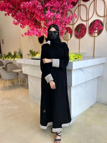 عبايه كلفه بالكم وتحت دايري وطرف الطرحه
