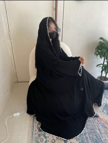 عبايه نص كلوش قماش كريب ملكي بتطريز اوفوايت العباي...