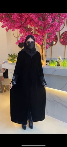 عبايه مخمل تطريز