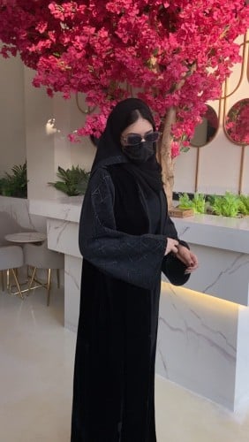 عبايه نص كلوش مخمل شتوي مع كم اسود على اسود السعر...