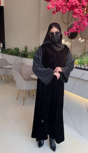 عبايه نص كلوش مخمل شتوي مع كم اسود على اسود السعر...