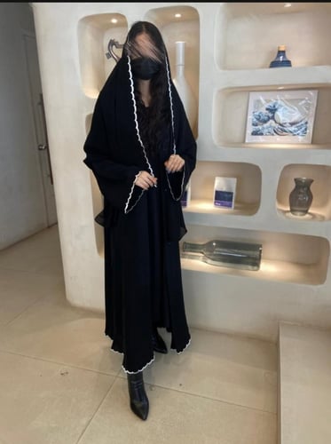 عبايه نص كلوش قماش كريب ملكي بتطريز اوفوايت العباي...