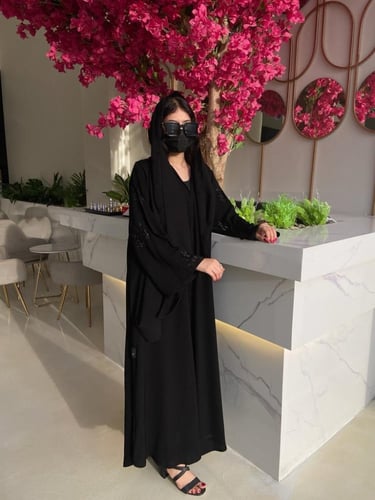 عبايه نص كلوش تطريز على الكم اسود