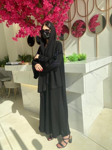 عبايه نص كلوش قماش كريب ملكي تطريز الاكمام والطرحه...