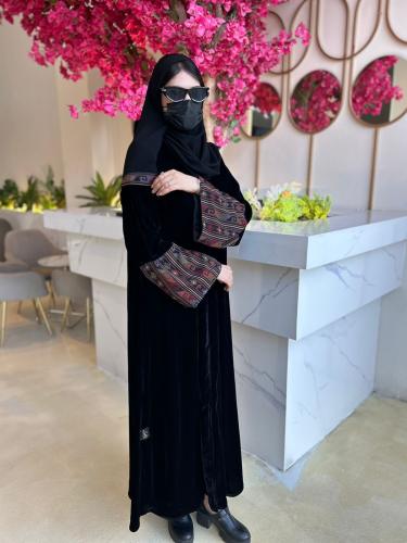 عبايه مخمل كشميري F26