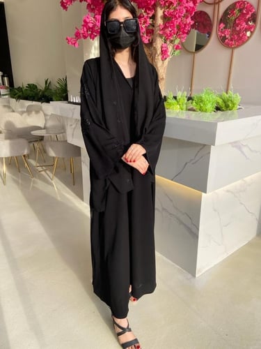 عبايه نص كلوش تطريز على الكم اسود