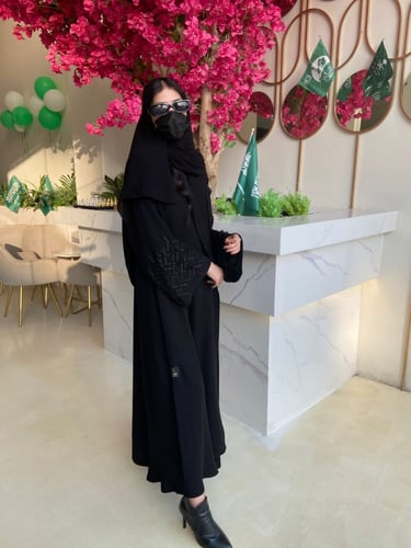 تطريز اسود رقمها 323